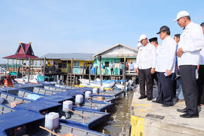  12 KUB Nelayan di Inhil Terima Bantuan Kapal Pompong dan Alat Tangkat